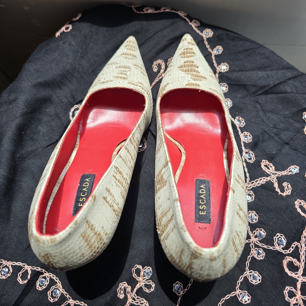 Escada Cream and Tan Heels with Textured Pointed Toe - Picture 10 of 13